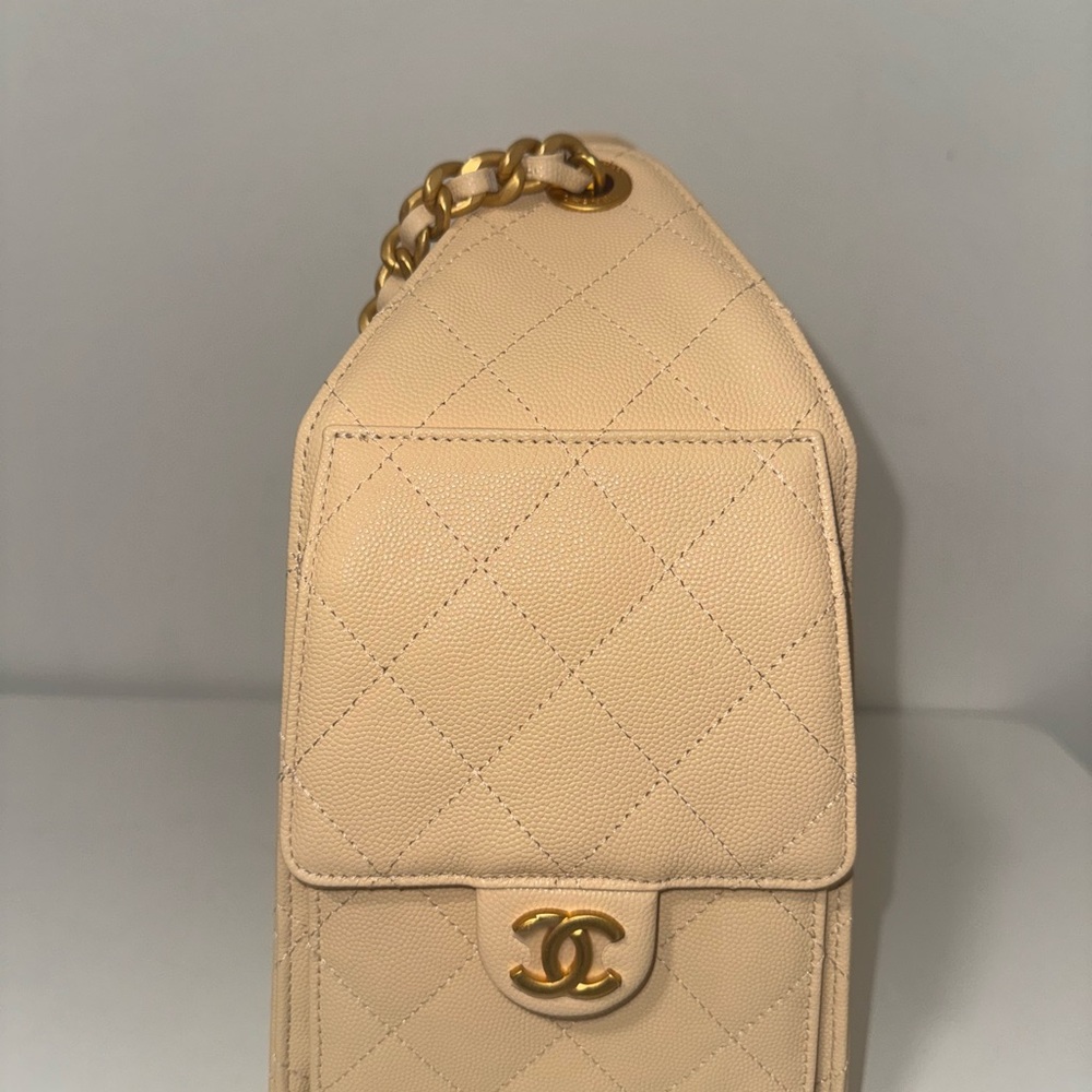 Chanel Beige Quilted Shoulder Bag with Gold Accents - Picture 3 of 5